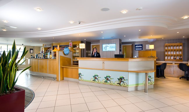 Holiday Inn Express Luton Airport Park And Fly www.lutonparking.com